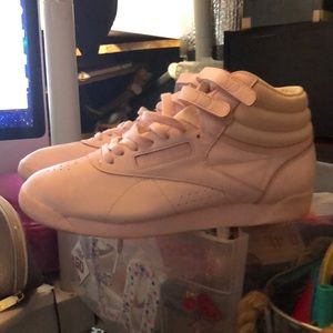 Reebok Sneakers size 9 light pink worn twice